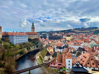 Cesky Krumlov 'un şatosundan eski kasaba manzarası. Bulutlarla dolu inanılmaz bir gökyüzü. wHigh kalitesinde fotoğraf