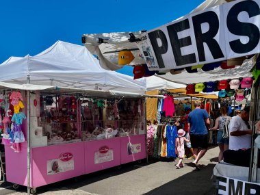 Tenerife, İspanya - 13.05.2023: Hafta sonu pazarına giriyoruz. Bir sürü insan ve mal. Yüksek kalite fotoğraf