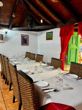 Tenerife, İspanya - 13.05.2023: Geleneksel İspanyol restoranı. İç Salon. Kahverengi ahşap tavan. Yüksek kalite fotoğraf