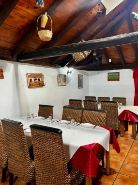 Tenerife, İspanya - 13.05.2023: Geleneksel İspanyol restoranı. İç Salon. Kahverengi ahşap tavan. Yüksek kalite fotoğraf
