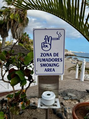 El Duque ve kayalıklara bakan güzel bir sigara içme alanı. Kanarya Adaları. Tenerife. Yüksek kalite fotoğraf