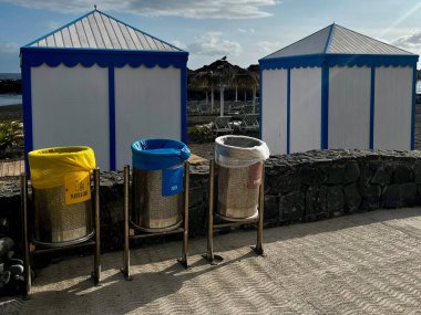 Tenerife, İspanya - 17.05.2023: Sahile yakın üç Renkli Açık Hava Geri Dönüşüm Kutusu. - Evet. Yüksek kalite fotoğraf