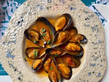 Güzel otantik bir tabakta midyeler. İspanya. Garachiko. Yüksek kalite fotoğraf