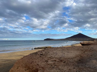 Güney Tenerife 'de El Medano sörf plajı, Kanarya Adaları, İspanya. Güzel bulutlar. - Evet. Yüksek kalite fotoğraf