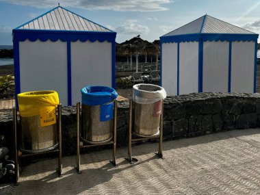 Tenerife, İspanya - 17.05.2023: Sahile yakın üç Renkli Açık Hava Geri Dönüşüm Kutusu. - Evet. Yüksek kalite fotoğraf