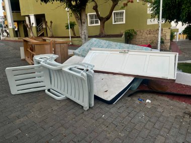 Toplu atık, çöp, gereksiz mobilya, büyük çöp. Evdeki çöpler taşınmaya hazır. İspanya, Tenerife 'de bir yerleşim yeri. Yüksek kalite fotoğraf