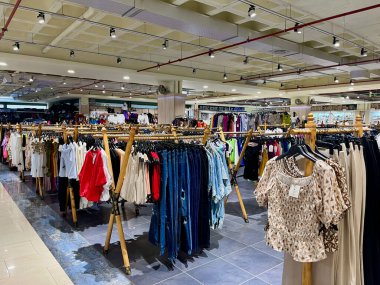 Tenerife, İspanya - 18.05.2024: Tenerife 'deki Çin Mahallesi mağazasının içi. Yazlık kıyafetler. Yüksek kalite fotoğraf