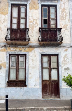 Tenerife 'nin kuzey kıyısında, Garachico' da eski, pejmürde bir ev. Tahta kapılar ve açık balkonlar. Yüksek kalite fotoğraf