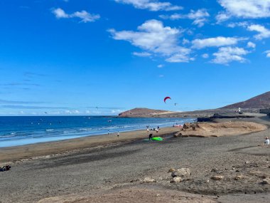 Güney Tenerife 'de El Medano sörf plajı, Kanarya Adaları, İspanya. Güzel bulutlar. - Evet. Yüksek kalite fotoğraf