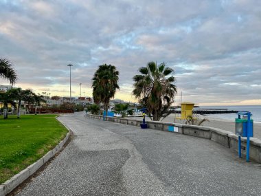 Costa Adeje kasabasındaki Fanabe Plajı. Tenerife, Kanarya Adaları. Banklar ve cankurtaran kulübesi. Yüksek kalite fotoğraf