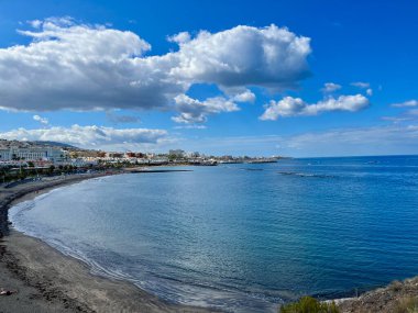 Costa Adeje kasabasındaki Fanabe Plajı. Tenerife, Kanarya Adaları, İspanya. Sabah erkenden. Sahil manzaralı. Yüksek kalite fotoğraf