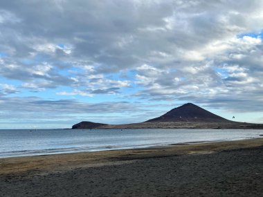 Güney Tenerife 'de El Medano sörf plajı, Kanarya Adaları, İspanya. Güzel bulutlar. - Evet. Yüksek kalite fotoğraf