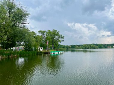 Duchcov 'daki Barbora Gölü manzarası. Tekne ve katamaran kiralama. Yüksek kalite fotoğraf