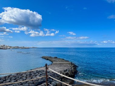Costa Adeje kasabasındaki Fanabe Plajı. Tenerife, Kanarya Adaları, İspanya. Sabah erkenden. Okyanus bariyerleri. Yüksek kalite fotoğraf