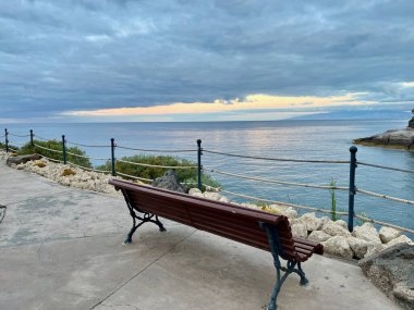 Okyanusa bakan ahşap bir bank manzaralı manzara. Kanarya Adaları, Tenerife, Playa El Duque. - Günaydın. Yüksek kalite fotoğraf
