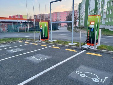Elektrikli araba şarj istasyonu EV bataryası için. Elektrikli motoru olan bir araç için fiş. Teplice, Çek Cumhuriyeti Yüksek Kaliteli Fotoğraf