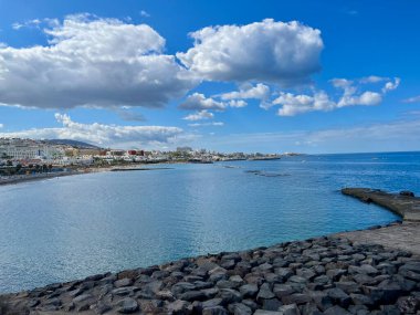 Costa Adeje kasabasındaki Fanabe Plajı. Tenerife, Kanarya Adaları, İspanya. Sabah erkenden. Okyanus bariyerleri. Yüksek kalite fotoğraf