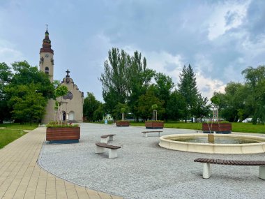 Duchcov 'daki Çekoslovak Hussite Kilisesi. Ön planda bir çeşme var. Yüksek kalite fotoğraf