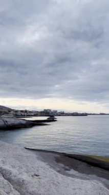 El Duque sahilinde şafak, Tenerife, kanarya adaları. Sabah ışığı. Dalgalar ve kayalar. Okyanus manzaralı. Yüksek kalite 4k görüntü