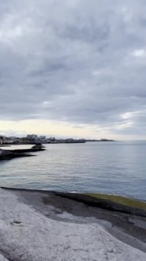 El Duque sahilinde şafak, Tenerife, kanarya adaları. Sabah ışığı. Dalgalar ve kayalar. Okyanus manzaralı. Yüksek kalite 4k görüntü