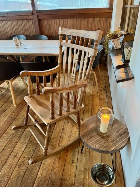 Sallanan sandalyenin dikey fotoğrafı. Çek köyündeki bir kır evinin sıcak atmosferi. Kavanozda mumlar. Yüksek kalite fotoğraf