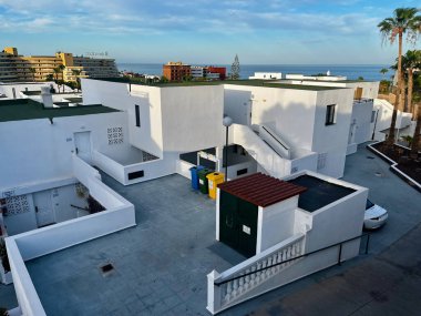 İspanya, Tenerife 'deki otelin atık toplama noktasını ayırın. Mavi gökyüzü ve okyanus. Yüksek kalite fotoğraf