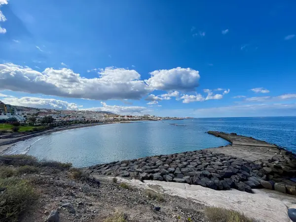 Costa Adeje kasabasındaki Fanabe Plajı. Tenerife, Kanarya Adaları, İspanya. Sabah erkenden. Okyanus bariyerleri. Yüksek kalite fotoğraf