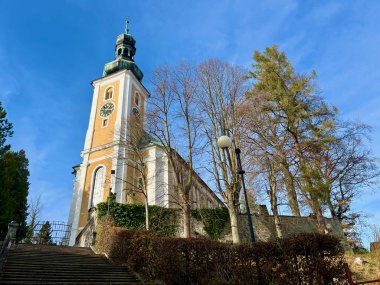 Çek Cumhuriyeti 'nin Krasna Lipa kasabasındaki Krinicke Meydanı' ndaki kilise. St. Mary Magdalenes Kilisesi. Sonbahar sezonu. Yüksek kalite fotoğraf