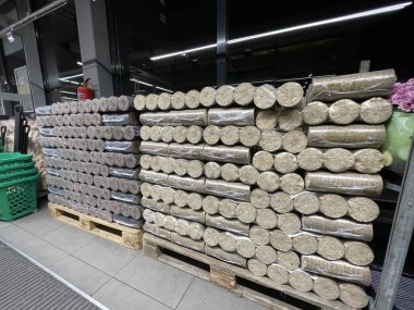Kalorifer için ahşap briketler, plastik filme doldurulmuş. Yüksek kalite fotoğraf