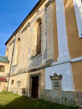 Çek Cumhuriyeti 'nin Krasna Lipa kasabasındaki Krinicke Meydanı' ndaki kilise. St. Mary Magdalenes Kilisesi. Sonbahar sezonu. Yüksek kalite fotoğraf