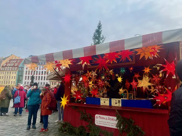 Dresden, Almanya - 16.12.2023: Fuarda Noel yıldızları. Güzel tepsi. Yüksek kalite fotoğraf