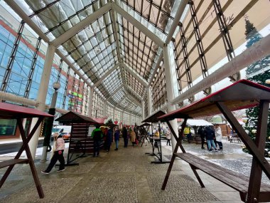 Teplice, Çek Cumhuriyeti - 03.12.2023: Şehir merkezinde Noel. Colonnade ve yemek tezgahları. Yüksek kalite fotoğraf