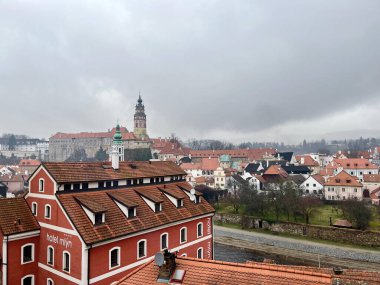 Cesky Krumlov 'un kışın güzel gerçekçi şehir manzarası. Sabah erkenden. İnanılmaz bulutlar. Yüksek kalite fotoğraf