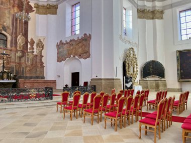Kuzey Plzen Bölgesi 'ndeki Marianska Tynice Manastırı' ndaki Annunciation Kilisesi 'nin içinde. Kırmızı sandalyeler. Yüksek kalite fotoğraf