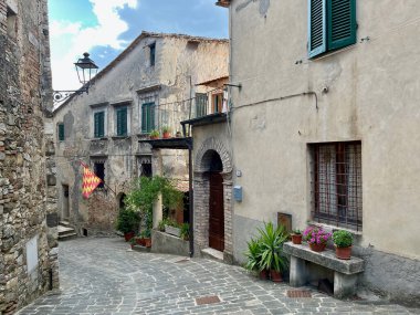 San Casciano dei Bagni, İtalya - 07.08.2023: Şehir sokakları azizler yaz günü için dekore edilmiştir. Yüksek kalite fotoğraf