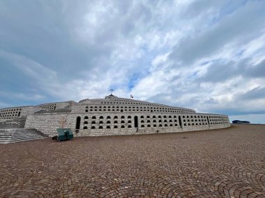 Birinci Dünya Savaşı sırasında ölen askerlerin anısına Monte Grappa 'nın zirvesindeki askeri anıt. Yüksek kalite fotoğraf
