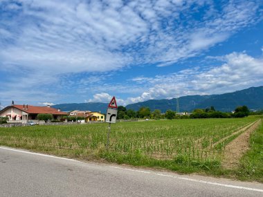 Tabela, Mussolente kasabasındaki bir mısır tarlasının yanında duruyor. Dağların manzarası. Güzel gökyüzü. Yüksek kalite fotoğraf