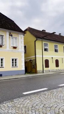 Rozmberk nad Vltavou, Çek Cumhuriyeti - 09.07.2025: Tarihi merkez ve kilisenin panoramik manzarası. Yüksek kalite fotoğraf