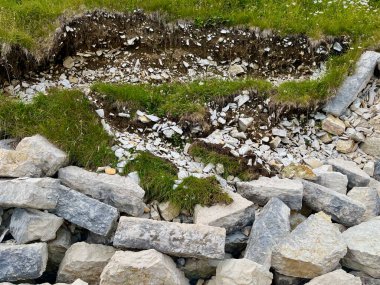 Monte Grappa, İtalya 'da duvar çöküyor. Yol çökmüş. Yüksek kalite fotoğraf