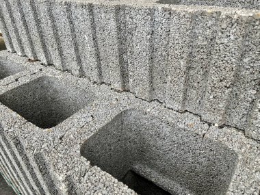 Palet dolusu beton tuğla blokları, Gri Üniformalı tuğla şekiller yapı malzemeleri. - Evet. Yüksek kalite fotoğraf