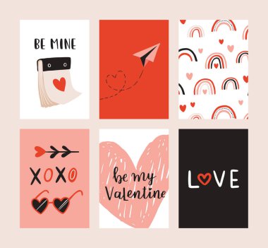 6 tane hazır hediye kartpostalı seti. Hediyeler, kalpler, kupalar ve el yazması harfler. Sevgililer Günü karalama kartı, davetiye, poster koleksiyonu