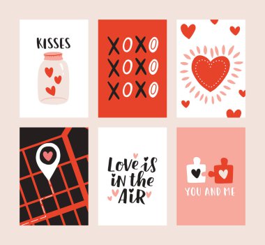 6 tane hazır hediye kartpostalı seti. Hediyeler, kalpler, kupalar ve el yazması harfler. Sevgililer Günü karalama kartı, davetiye, poster koleksiyonu