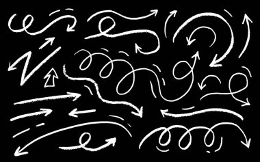 Tebeşir ok vektör simgeleri ayarlandı. Elle çizilmiş farklı kavisli çizgiler, girdaplı oklar. Keçeli kalem çizimi, kara tebeşir lekeleri. Yönlendirme işaretleri. Yazılar ve karalamalar.