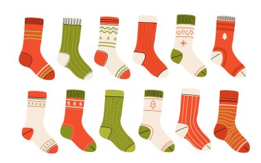 Noel pamuk koleksiyonu ve beyaz arka planda farklı dokulara sahip yün çoraplar. Vektör çizimi. Örülmüş kış çorapları farklı renkler ve boyutlarda.