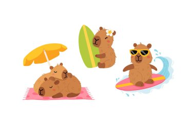 Çeşitli pozlar ve malzemelerle şirin yaz kapibaraları seti. El çizimi düz çizgi film tarzı. Tasarım için sezonluk tatil şablonu, çocuk koleksiyonu