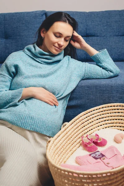 Feliz Madre Disfrutando Del Embarazo Con Canasta Mimbre Cosas Pequeñas —  Fotos de Stock