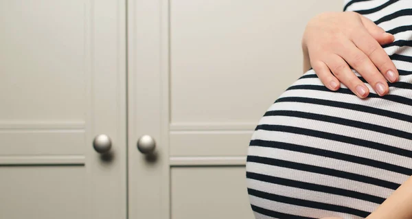 怀孕妇女双手捂住腹部 孕妇的肚子 宝宝的期待 准备和期待的概念 梦到孩子的女人带有复制空间的背景 — 图库照片
