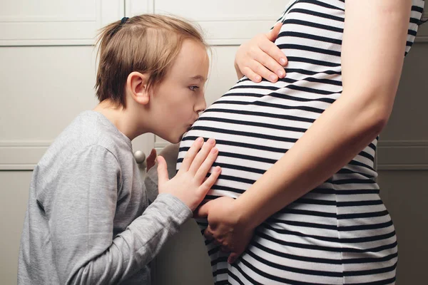 Gyerek Fiú Megcsókolta Anyját Terhes Pocakkal Terhes Anya Fia Ölelkeznek — Stock Fotó