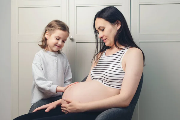 Happy Little Girl Touching Her Pregnant Mom Tummy Pregnant Mother — Stock fotografie