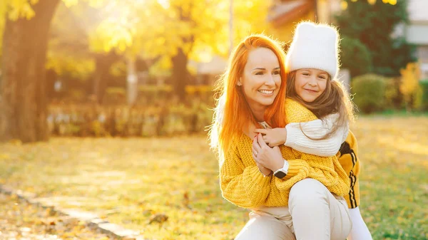 秋天散步时 一家人都很时髦 妈妈和女儿在公园里散步 妈妈和孩子在一起玩的很开心秋天的时尚 生活方式和假期 快乐的家庭享受大自然的秋假 — 图库照片